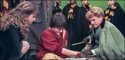 Qui vient rentre visite à Harry en pleine nuit alors que celui-ci se trouve à l'infirmerie après avoir été blessé lors du match de Quidditch ?