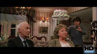 Outre le gâteau en lévitation, quel phénomène étrange se déroule lors du dîner des Dursley ?