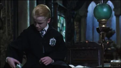 Comment s'appelle la main qui se trouve chez Barjow et Beurk et que Drago Malefoy aimerait acheter ?