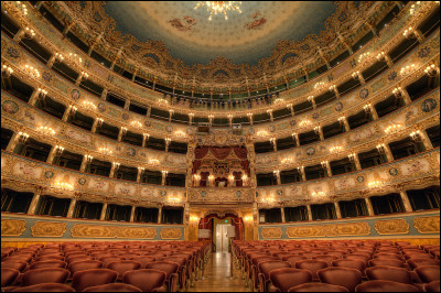 Dans quelle ville italienne est situé l'opéra La Fenice ?