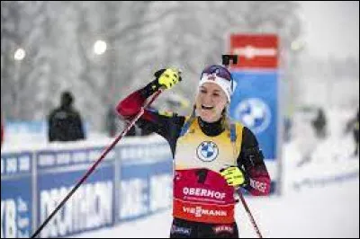 Cette biathlète norvégienne avait remporté le classement général en 2021-2022 ; elle remporte deux victoires en fin de saison avant d'annoncer qu'elle met fin à sa carrière. C'est ...