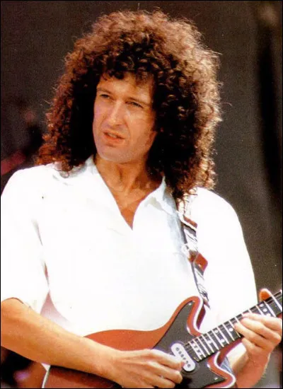 Quel est le premier groupe quil intègre ?