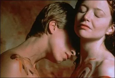 Après avoir fait de la peinture sur corps, Kim et Maggie se douchent ensemble dans...