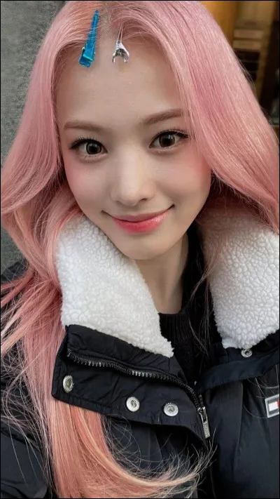 De qui est-elle proche parmi les suivants ?