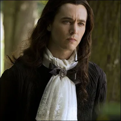 Quel rôle interprète Alexander Vlahos sur cette photo ?