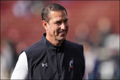 Qui est celui qui entraîne les joueurs ?