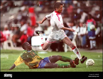 Comment s'appelle celui qui est devant le gardien et qui défend les buts ?