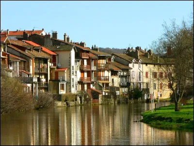 Quelle est- la ville qui revendique l'honneur d'être la capitale du parapluie ?