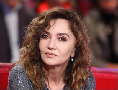 Cette actrice, qui a joué dans "Femmes de personne", "L'Année des méduses", "Poulet au vinaigre", c'est Caroline ...