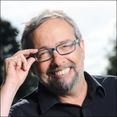 Ce journaliste, chroniqueur et humoriste qui a travaillé pour de nombreuses chaines de radio, notamment France Inter avec sa participation à l'émission "Le fou du roi", c'est Didier ...