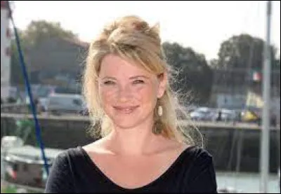 Cette actrice, connue pour être l'interprète principale de la série télévisée de France 2 "Candice Renoir", c'est Cécile ...
