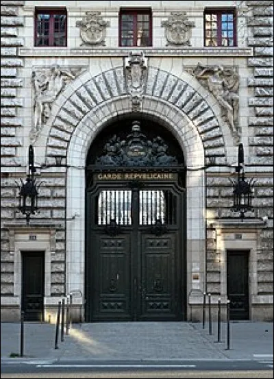 Qui est appelé garde-moteur au Québec ?