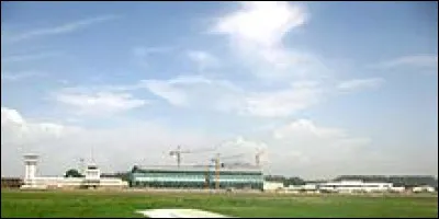 Quelle ville est desservie par l'Aéroport international Maya-Maya ?