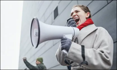 En quelle année a été voté le droit de grève en France ?