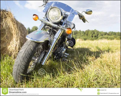 Qui arrive en moto pendant la bataille ?