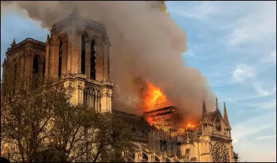 C'était un 15 avril, on annonçait partout l'incendie de Notre-Dame de Paris ! En quelle année ?