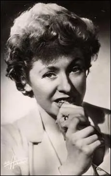Chanteuse et actrice, patronne d'un cabaret dans les annes 50. C'est...