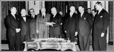 Signature du trait&eacute; instituant la Communaut&eacute; europ&eacute;enne du charbon et de l'acier (CECA), aussi appel&eacute; trait&eacute; de Paris :