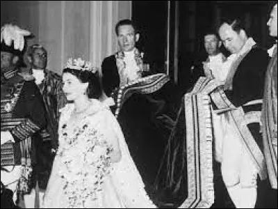 Royaume-Uni : Elizabeth II succ&egrave;de &agrave; George VI :