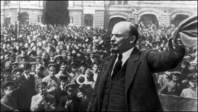 C'est la R&eacute;volution russe, avec la chute du tsarisme et, quelques mois plus tard, la prise du pouvoir par les Bolcheviks :