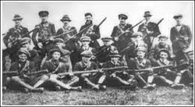 Fin de la guerre en Irlande avec un cessez-le-feu en juillet puis le trait&eacute; anglo-irlandais de d&eacute;cembre qui met fin &agrave; la domination anglaise :