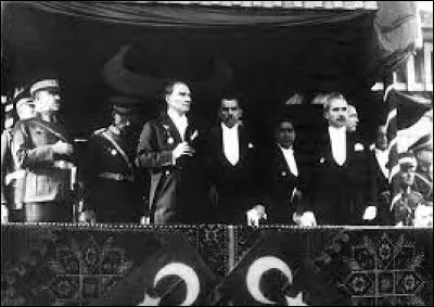 Av&egrave;nement de la R&eacute;publique turque, dont Mustafa Kemal est aussit&ocirc;t &eacute;lu pr&eacute;sident ; Ankara devient la capitale :