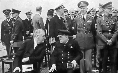 La Charte de l'Atlantique, sign&eacute;e par Roosevelt et Churchill, jette les fondements d'une nouvelle politique internationale &agrave; travers une s&eacute;rie de principes moraux pour garantir le r&eacute;tablissement durable de la paix :