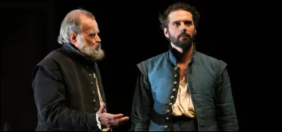 Dans quelle pièce de théâtre peut-on entendre le vers : "À moi, Comte, deux mots" ?