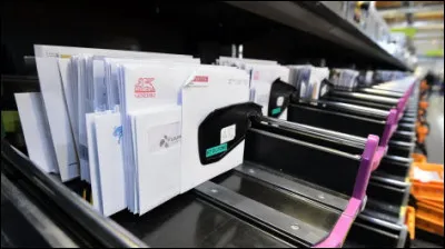 En Italie, les boîtes aux lettres publiques sont orange.