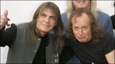 Quel groupe de Hard-Rock est emmené par les frères Young ?