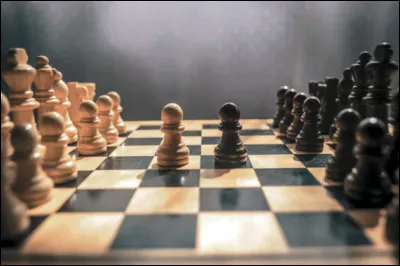 Combien de pièces ont chaque joueur au début d'une partie d'échecs ?