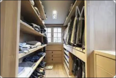 Cette maison a un long dressing mal rangé.