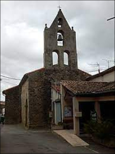 Nous démarrons notre balade au pied de l'église Saint-Pierre-et-Saint-Paul, à Ajac. Village occitan, dans l'aire d'attraction Limouxine, il se situe dans le département ...