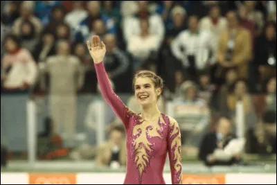 Quel pays la patineuse artistique Katarina Witt a-t-elle représenté au plus haut niveau ?