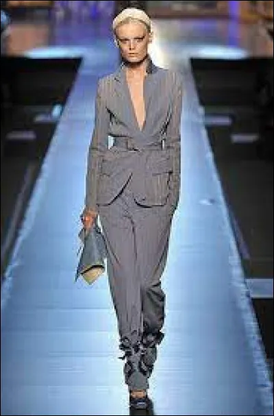 En France, une loi interdit toujours aux femmes de porter le pantalon, même celui Haute Couture de Gaultier (photo)