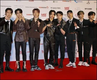 À qui appartiennent ces paroles : "make 'em say wow wow wow yeah" ?