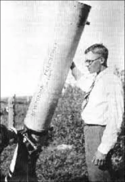 Qui a découvert Pluton en 1930 ?