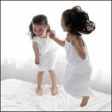 Julie, Emilie, Nicolas et Charles sautent sur le lit de leurs parents. Le sommier casse et leur maman les punit. ' C'est pas juste', proteste Emilie.