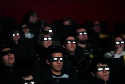 Au cinma, deux bavardes n'arrtent pas de discuter. Excd, leur voisin proteste : ' s'il vous plait, je n'entends rien du tout '.