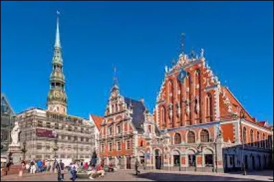 On peut voir sur la place de lhôtel de ville (Rātslaukums) lédifice ouvragé de la Melngalvju Nams (maison des têtes noires) :