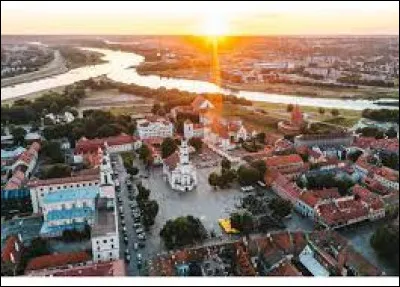 La ville est située au confluent de la rivière Néris et du fleuve Nemunas (Niémen) :