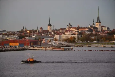 La ville est située sur la rive sud du golfe de Finlande, face à Helsinki :