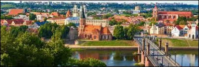 Elle a été capitale de la Lituanie de 1920 à 1940, après avoir été tour à tour polonaise puis russe :