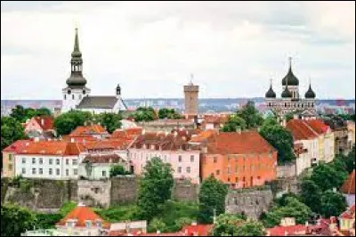 Elle s'appelait Reval (nom allemand) ou Revel (en russe) jusqu'en 1918 :