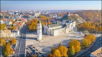 Longtemps disputée entre les Russes et les Polonais, elle a été incorporée à la Pologne de 1920 à 1939. Elle devient en 1940 capitale de la République socialiste soviétique de Lituanie :