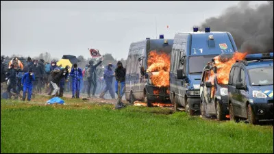 Le 25 mars une manifestation pour protester contre une réserve d'eau s'est déroulée à Sainte-Soline, prenant l'allure d'une véritable guérilla, avec des véhicules de police incendiés, des blessés, deux manifestants dans le coma dont l'un entre la vie et la mort. Dans quel département ?