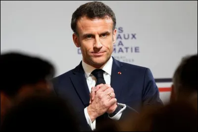 De quelle personnalité internationale attendue par le président Macron fin mars 2023, la visite en France a-t-elle dû être reportée à une date ultérieure, à cause des tensions actuelles ?