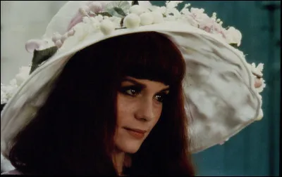 Françoise Dorléac a aussi joué dans ''les Demoiselles de Rochefort''. quelle couleur de robe Françoise Dorléac ne porte-t-elle pas ?