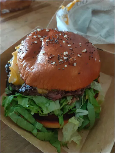 Traduis cette phrase en anglais : 
Je suis française et américaine.