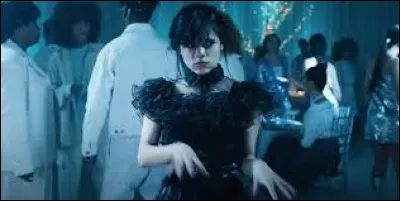 Avec qui Mercredi va-t-elle finalement au bal ?